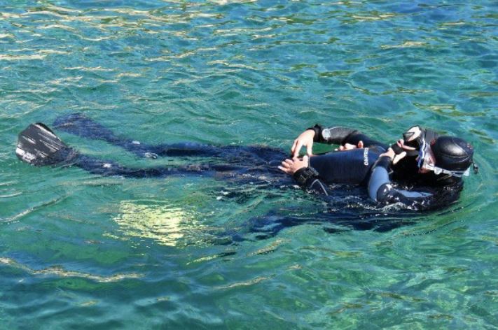 Tractage d'un plongeur en scaphandre